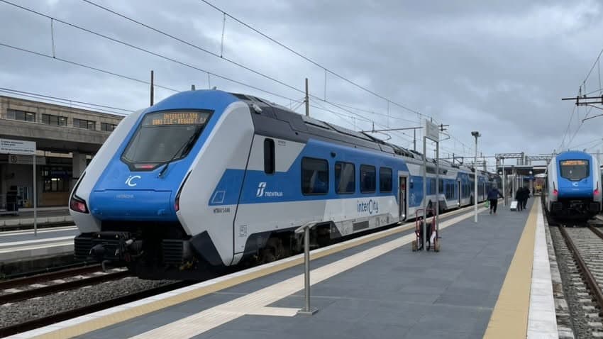 Linea Jonica nel caos, Intercity soppressi tra Calabria e Puglia: disagi e polemiche per i bus sostitutivi