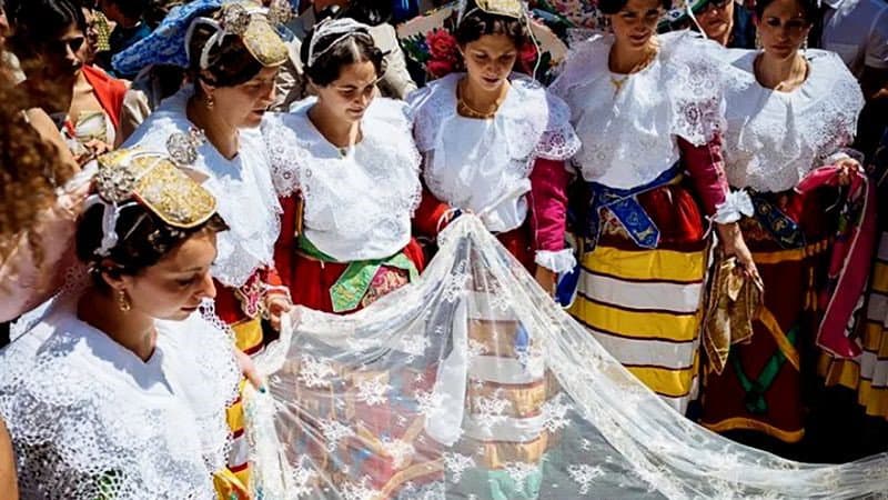 Vaccarizzo affida la memoria arbëreshe ai bambini: disegni, musica e teatro verso la 43ª Rassegna del Costume