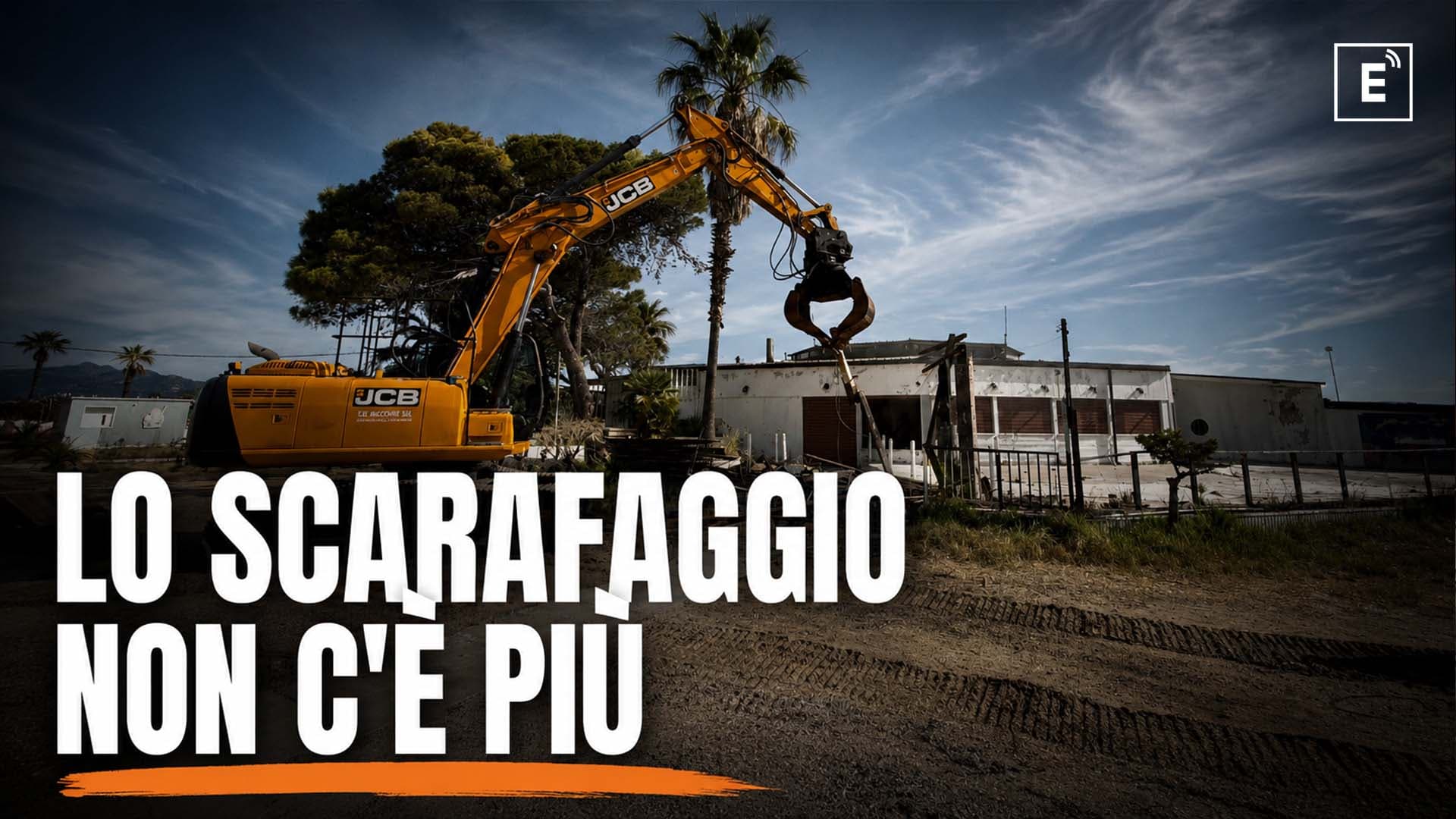 Giù lo Scarafaggio: iniziata la demolizione della storica discoteca di Schiavonea