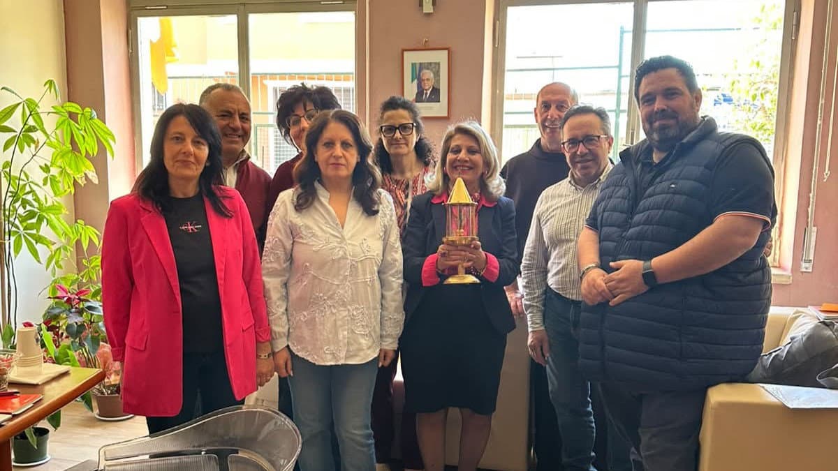 Le reliquie di Sant’Antonio nell’Istituto comprensivo di Mandatoriccio: «Un momento di grazia e comunione»