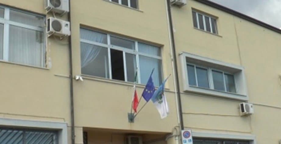 Aggressione nel piazzale del Comune di Crosia: arriva la reazione dell’Amministrazione