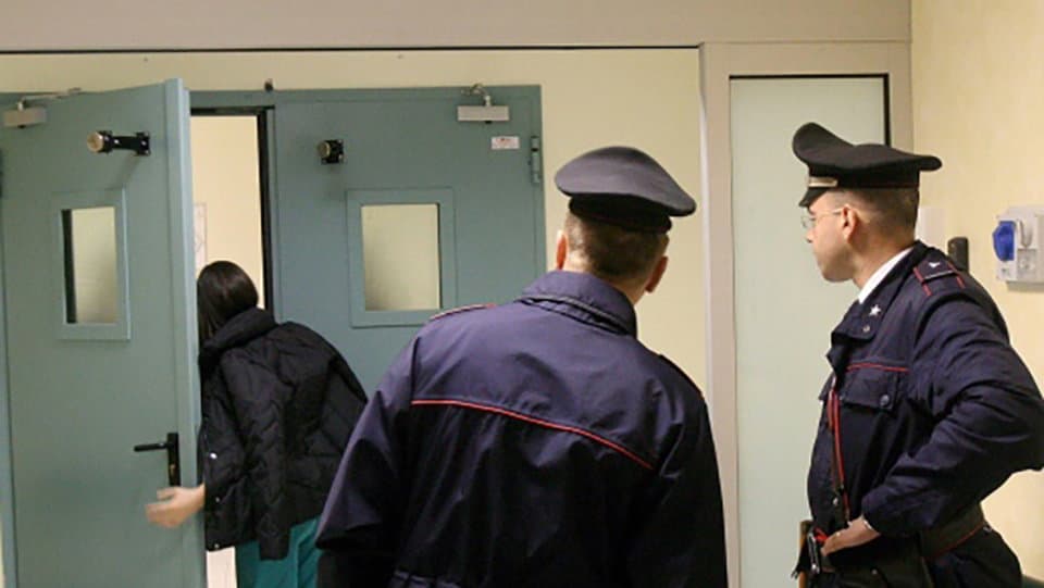 Con l’auto contro le vetrate del Pronto soccorso di Corigliano: arrestato un 68enne incensurato