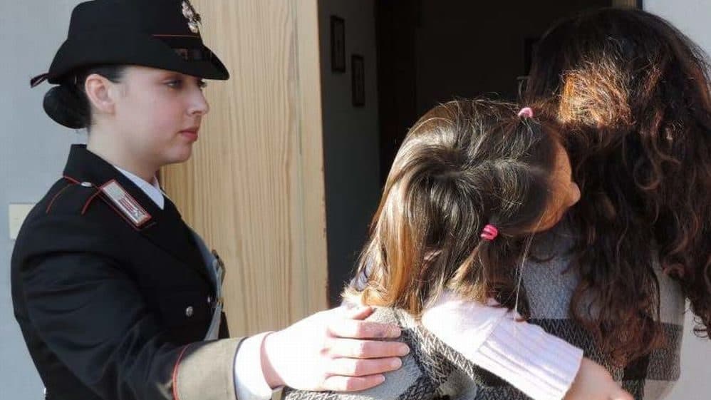 Sfonda la porta dell’ex con pistola e pugnali in auto: arrestato 33enne di Mandatoriccio