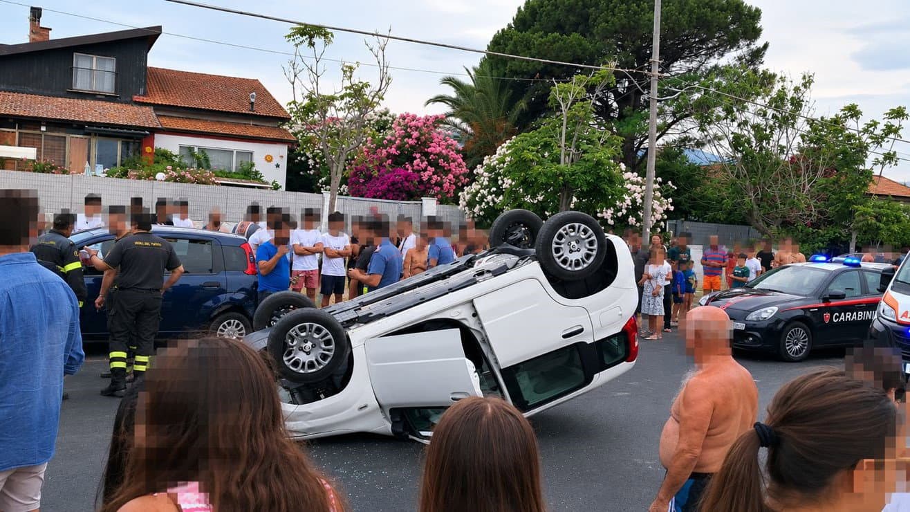 Corigliano-Rossano, auto si ribalta: paura su viale Mediterraneo