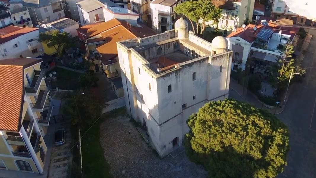 Torre del Cupo sotto le stelle, Schiavonea accende l’estate tra musica, arte e letteratura