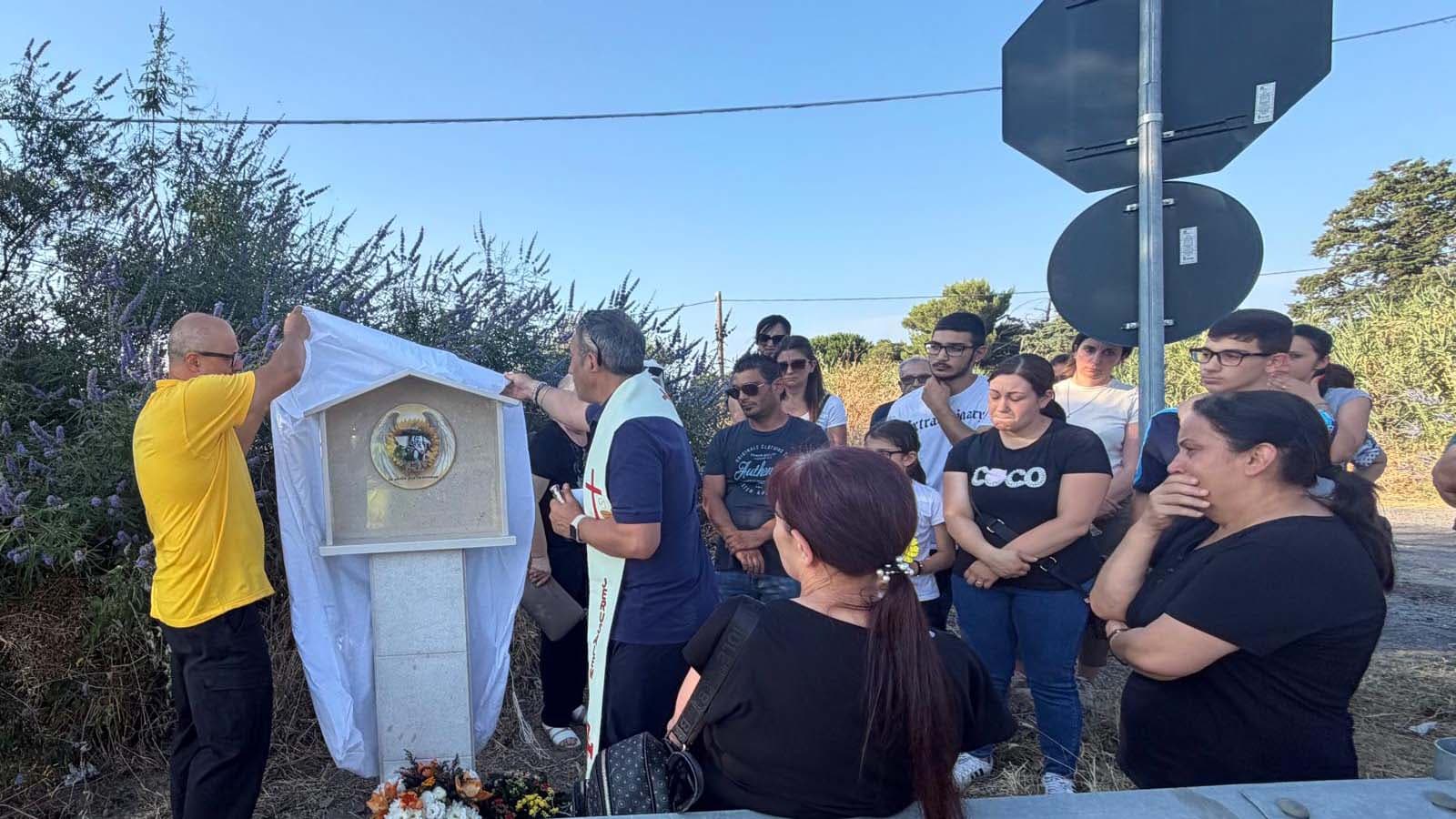Una lastra per Pietro Aloisio sulla Statale 106: «Questo luogo scuota le coscienze»