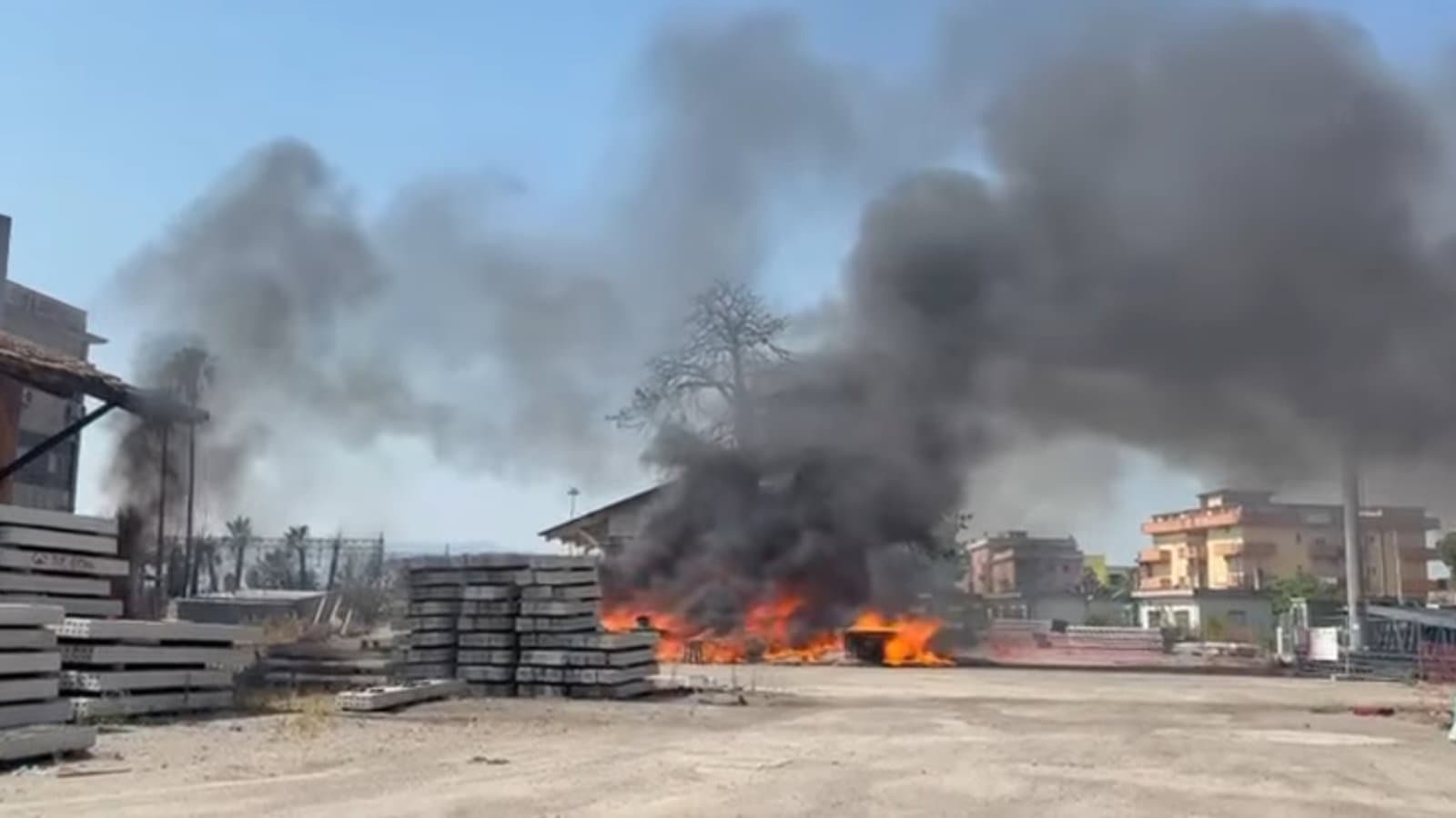 Sibari, roghi nell’area ferroviaria: fumo nero, degrado e paura vicino alle case