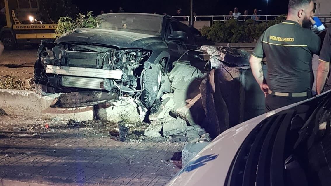 Carambola a Petra, Audi fuori controllo termina la corsa contro le ringhiere