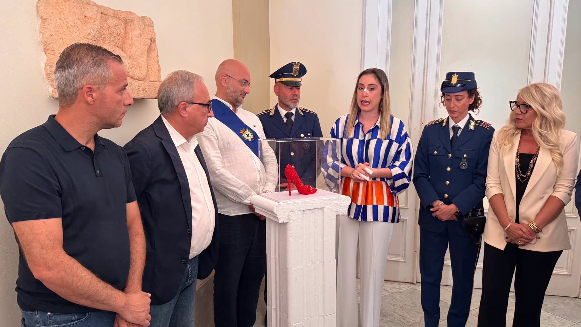 Una scarpetta rossa all’ingresso della Provincia di Cosenza: un segno permanente contro la violenza sulle donne