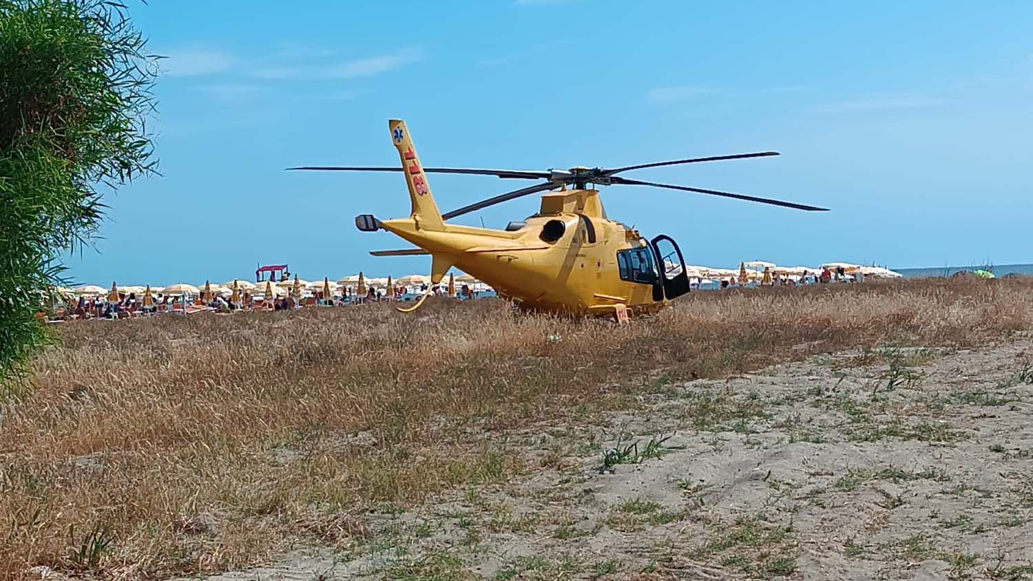 Tragedia a Sibari, malore in mare: muore un uomo di 78 anni