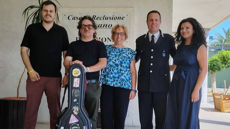 Peppe Voltarelli in concerto nel Carcere di Co-Ro: la musica come ponte con la comunità