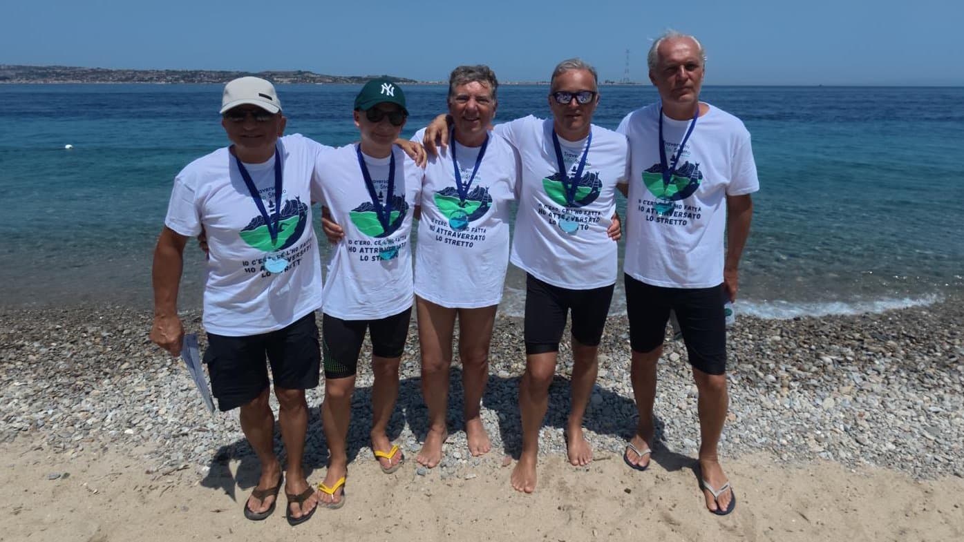 Il Team Palaeventi attraversa lo Stretto: 3,9 km a nuoto accompagnati dai delfini