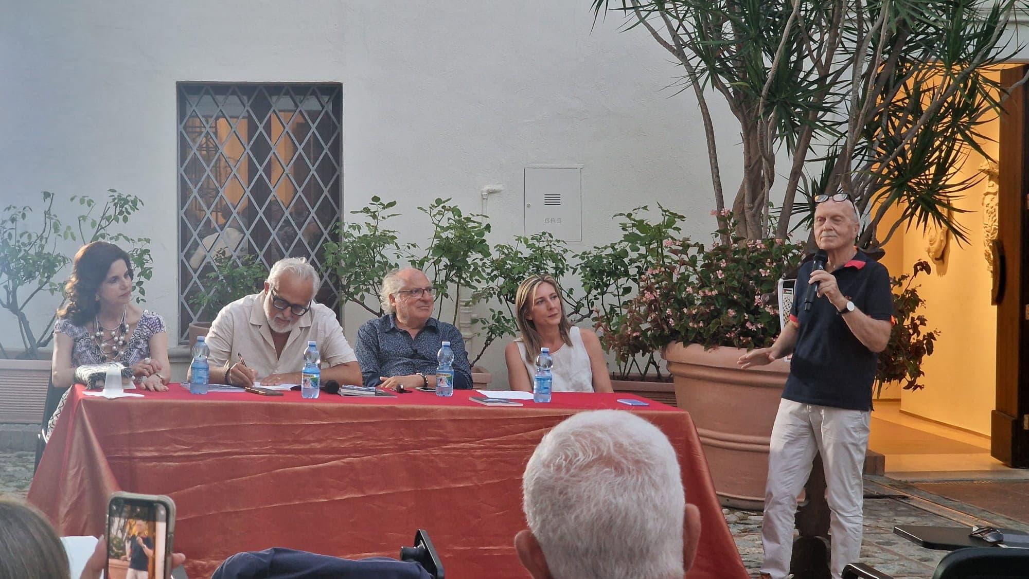 Rossano, le poesie nella valigia di cartone: Umberto Romano racconta il viaggio dell’anima