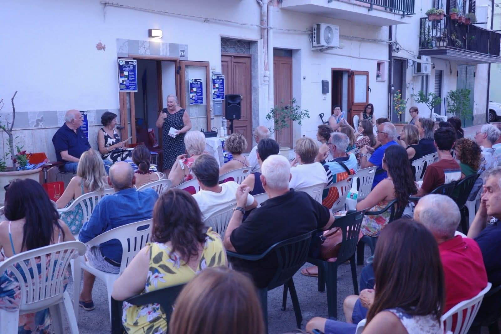 La poesia nel borgo marinaro di Schiavonea: parole, voci e comunità al tramonto