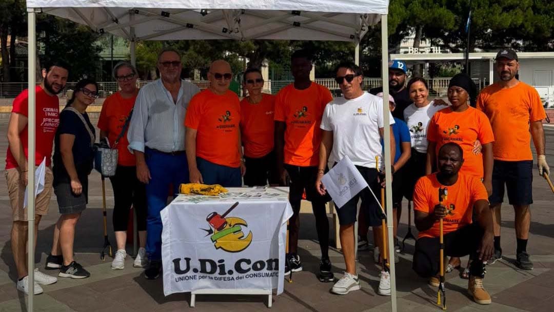 Trebisacce, volontari in spiaggia per SOSAmare: pulizia del litorale e consumo consapevole