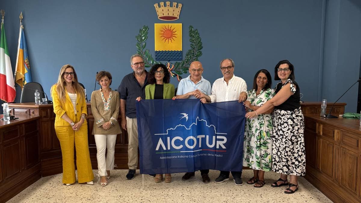 Trebisacce entra nella rete Aicotur: consegnata la Bandiera del Turismo delle Radici
