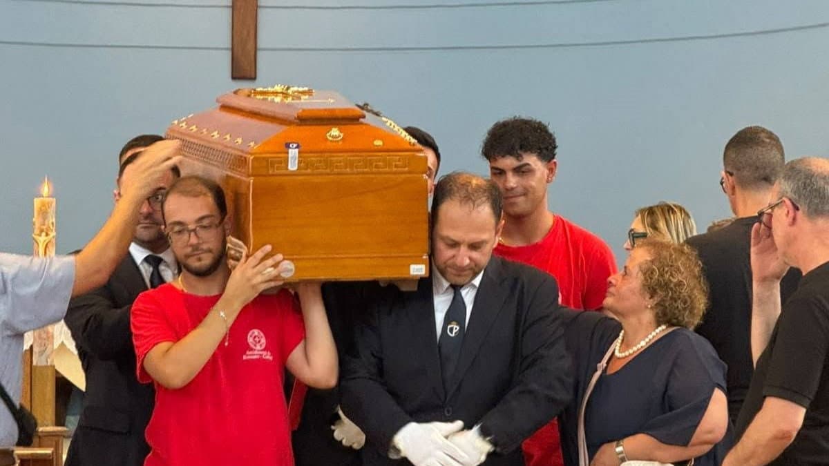 L'ultimo saluto a Gregorio, l'arcivescovo Aloise: «Non era uno straniero, era un fratello»