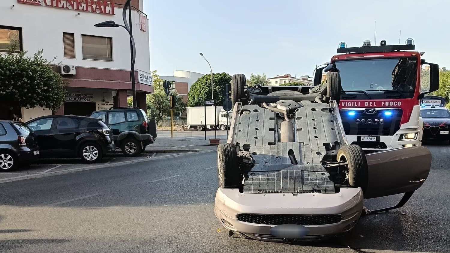 Rossano, auto si ribalta all’alba al quadrivio di viale De Rosis: una ragazza in ospedale