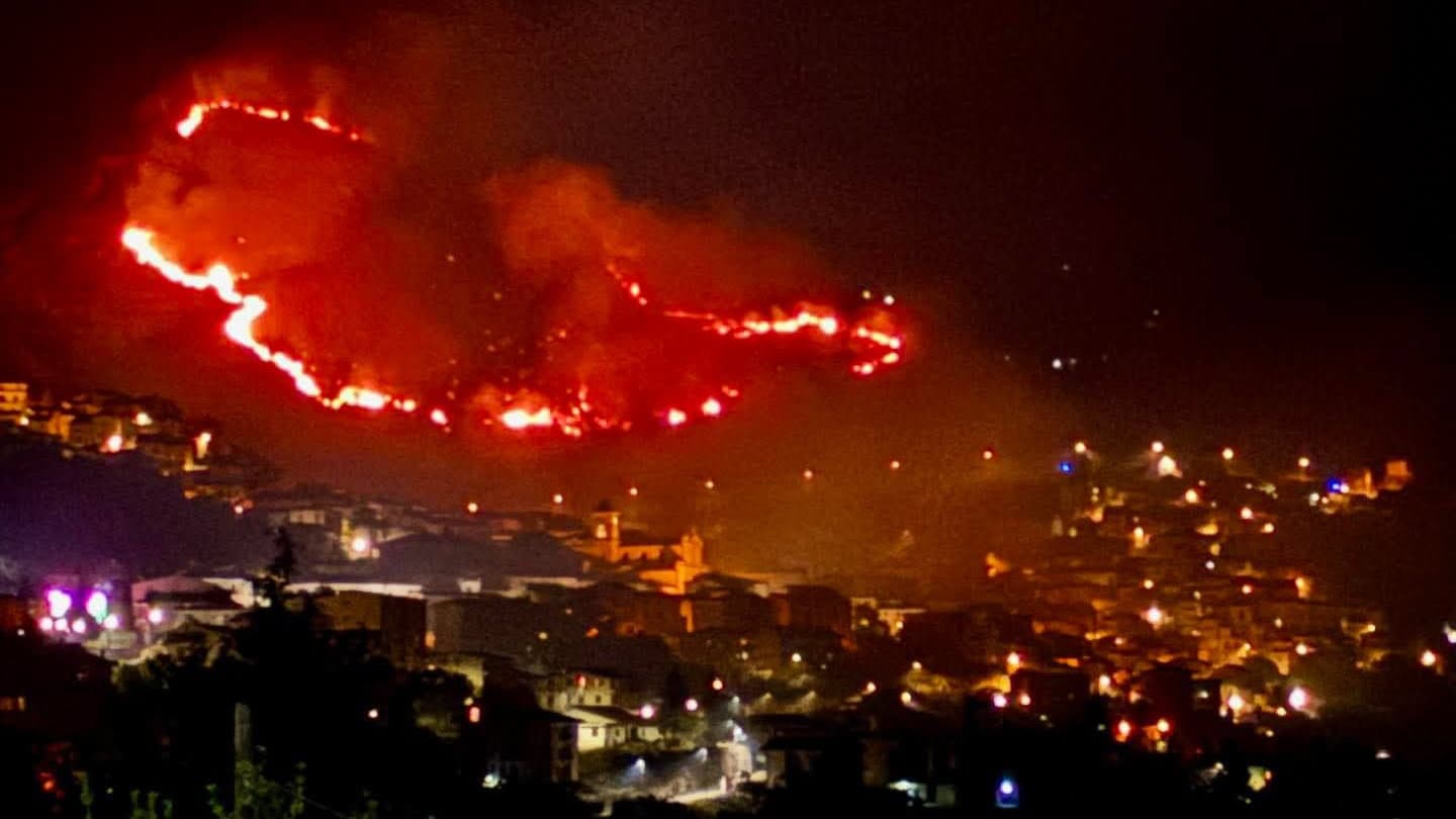 Incendi sul Pollino, fiamme sulle colline di Lungro: roghi anche verso Altomonte