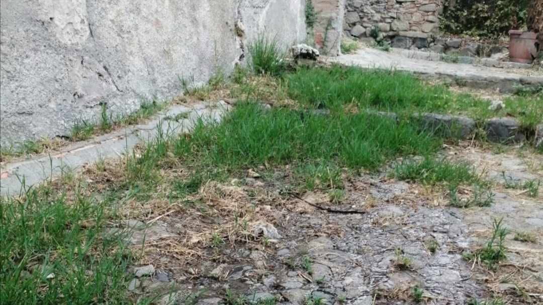 Co-Ro, liquami in via Vallone San Marco da 50 giorni: «Il Comune intervenga subito»
