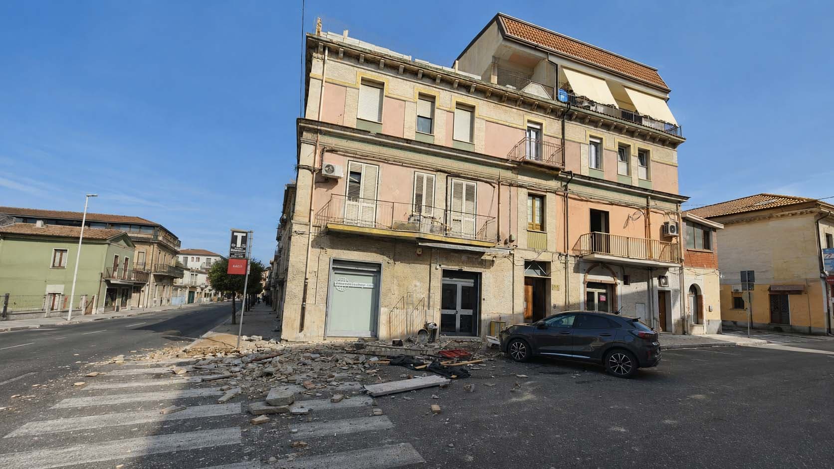 Raffiche di vento nella notte, crolla una ringhiera a Corigliano: danneggiata un’auto