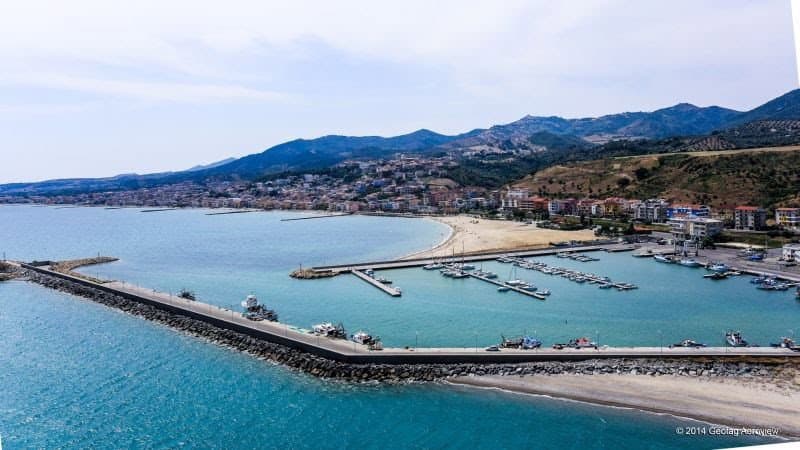 Cariati, Le Lampare incalzano la maggioranza su acqua e porto: approvata all'unanimità la mozione sui cubani