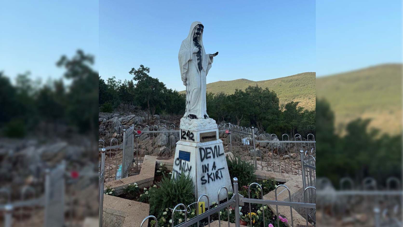 Medjugorje, incendiato l’altare e imbrattate le statue della Madonna. Sgomento anche tra i fedeli della Calabria del nord-est
