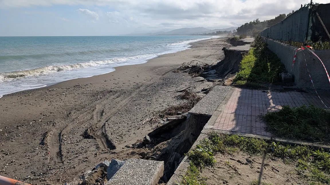 Erosione costiera a Calopezzati, i cittadini: «Servono interventi urgenti prima dell'inverno»