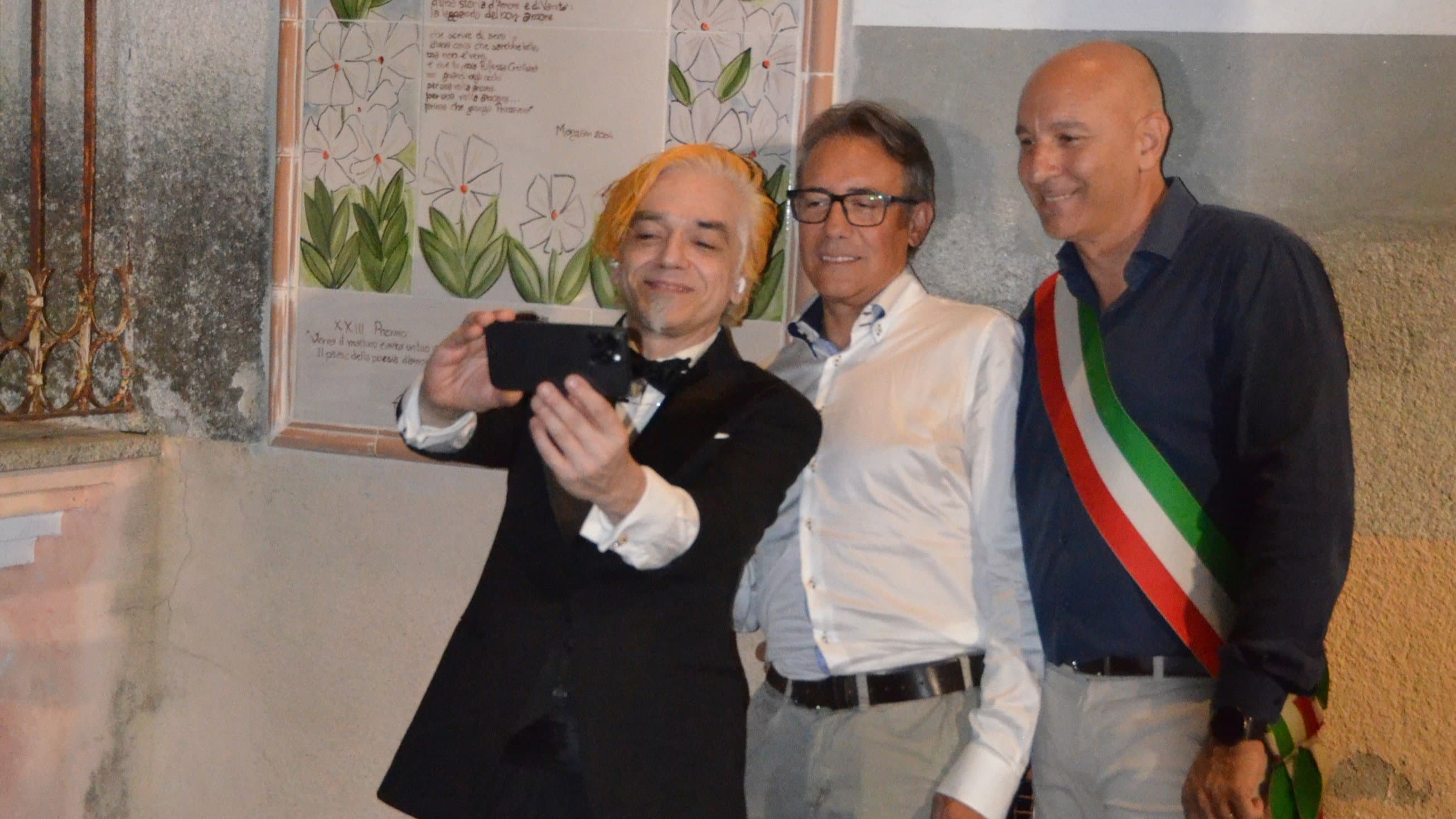 Montegiordano, in 10mila per "Il Paese della Poesia d'Amore": premiato il cantautore Morgan