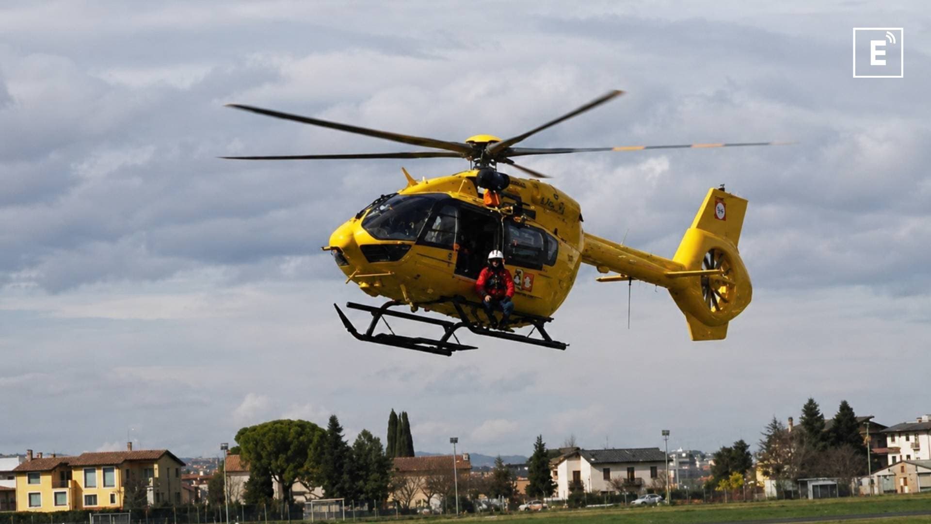 Malore in mare ai Laghi di Sibari, donna trasferita in elisoccorso all’Annunziata