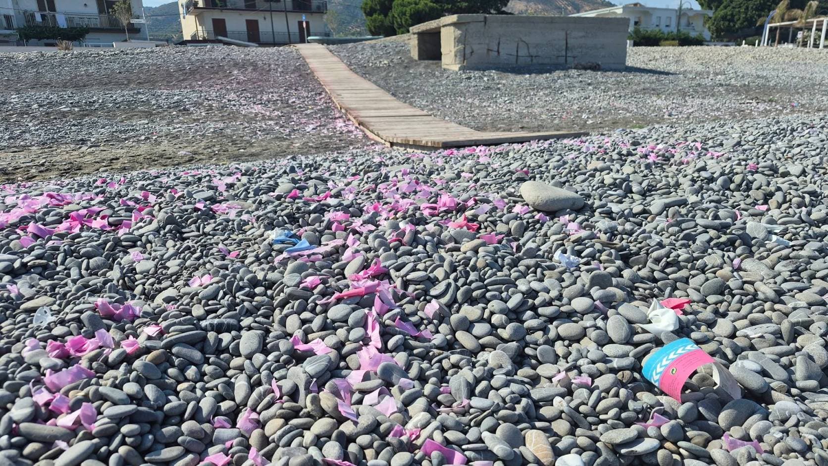 Auguri e figlie femmine. A Trebisacce il baby shower lascia la spiaggia una discarica