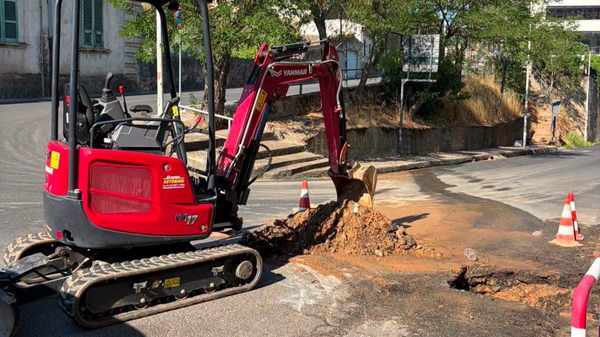 Rottura della rete idrica durante i lavori: sospesa temporaneamente l'erogazione nel centro storico di Rossano
