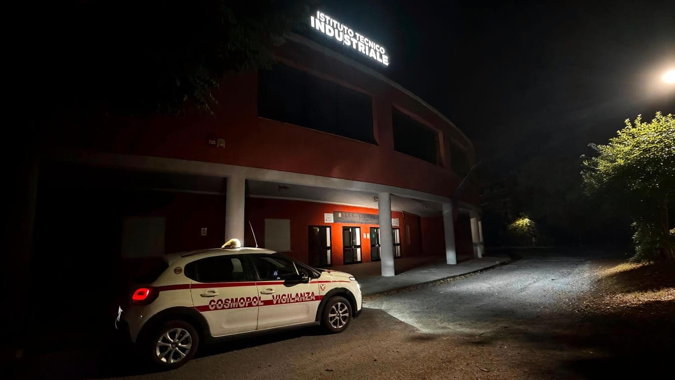 Tentato furto all’Istituto tecnico industriale di Rossano: ladri messi in fuga dalla vigilanza