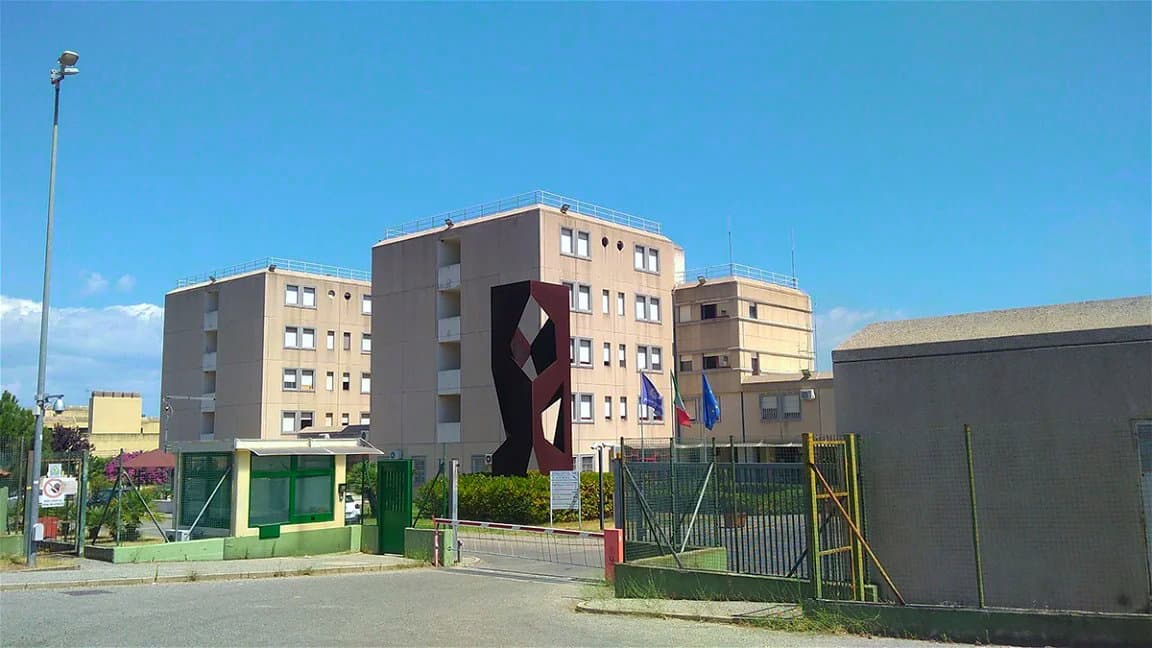 Droga nascosta nei gusci di noce e un cellulare nel pacco per un detenuto: sequestro nel carcere di Rossano