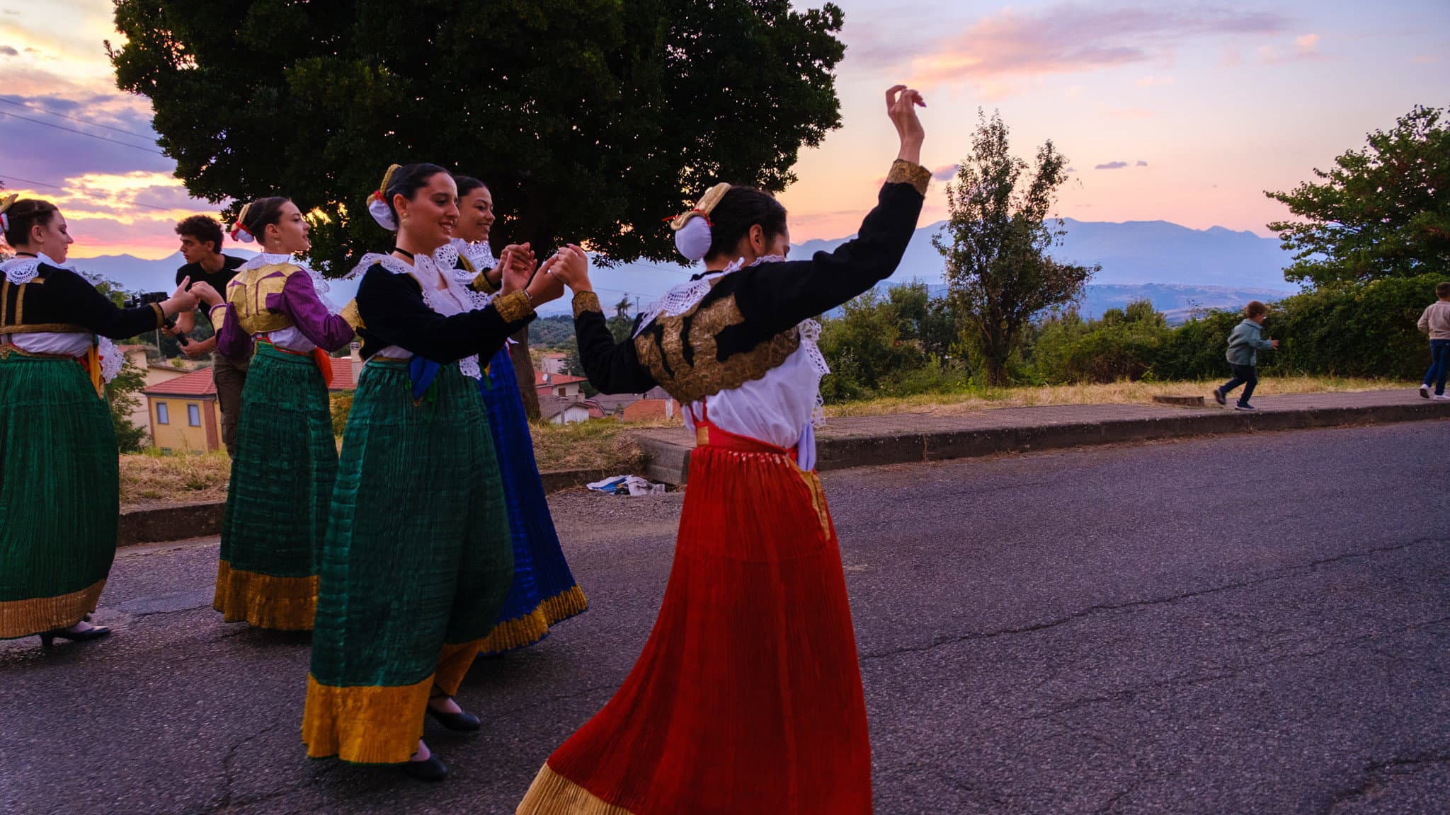 San Demetrio Corone celebra la cultura albanofona: al via la 44ª edizione del Festival della Canzone Arbëreshe