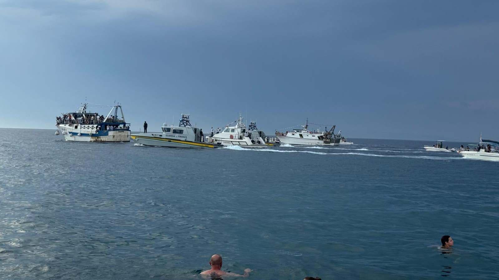La Madonna della Neve attraversa il mare e unisce le due coste della città