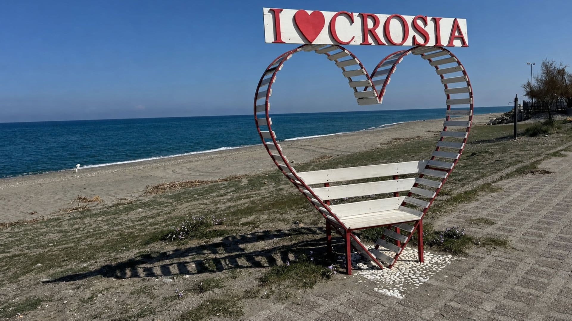 Crosia, il Movimento Evoluzione: «Estate fallimentare e lungomare chiuso. La città si sta spegnendo»