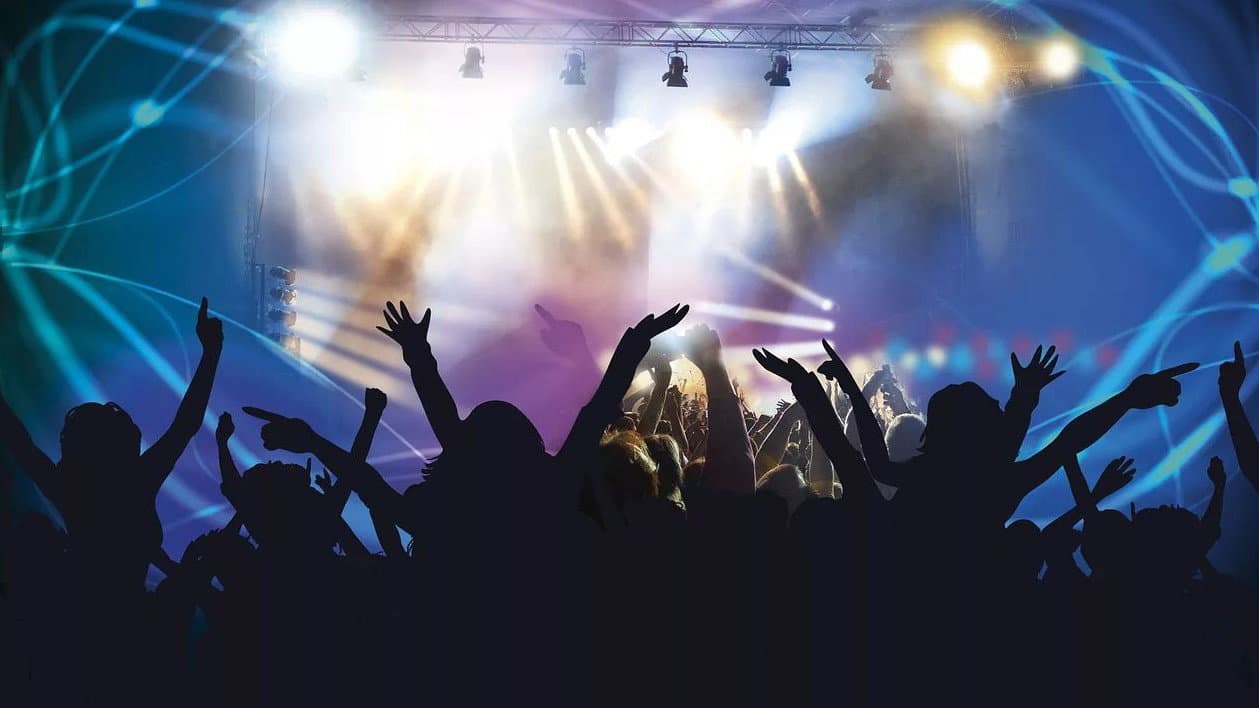 Amendolara riaccende gli anni Novanta: il lungomare diventa una discoteca a cielo aperto