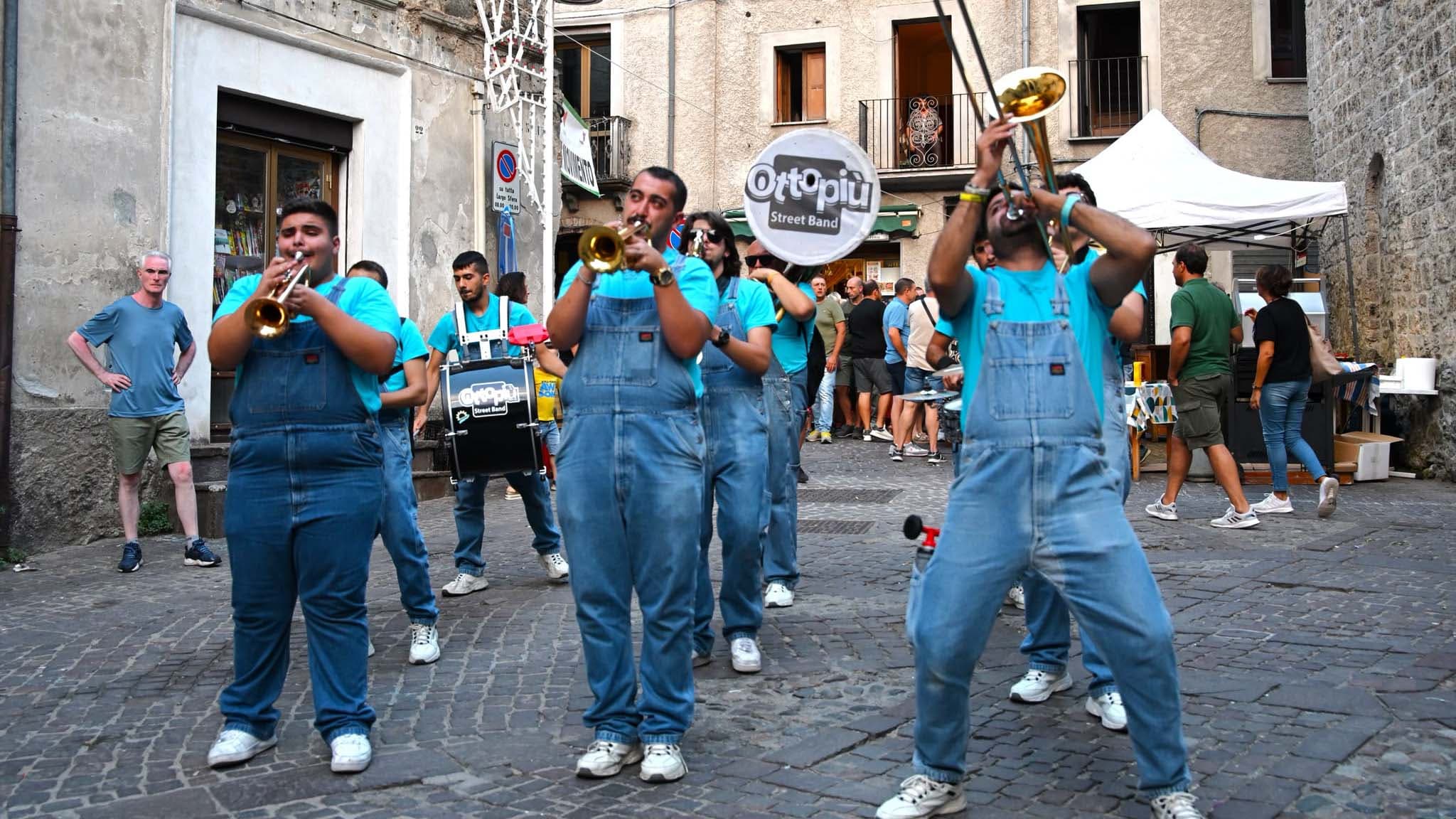 Longobucco, le “Vinedde” fanno il pieno: il centro storico diventa un grande teatro a cielo aperto