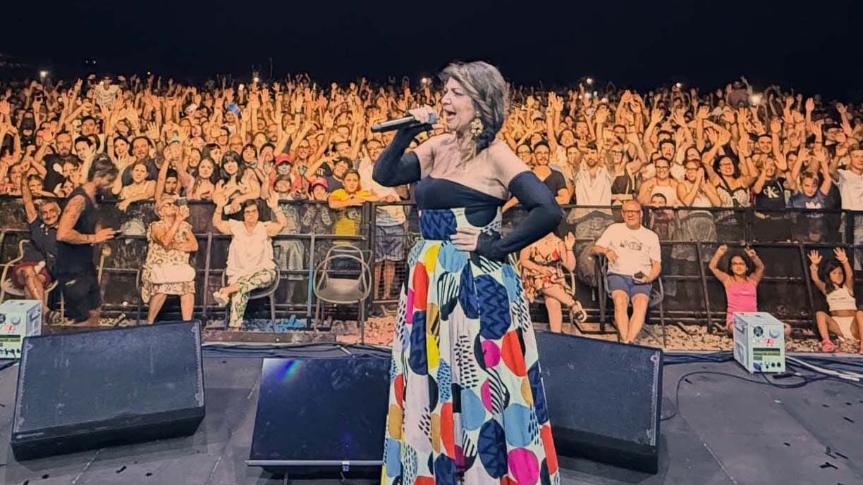 Cristina D’Avena fa cantare Villapiana: spiaggia gremita per il primo Cartoon Festival