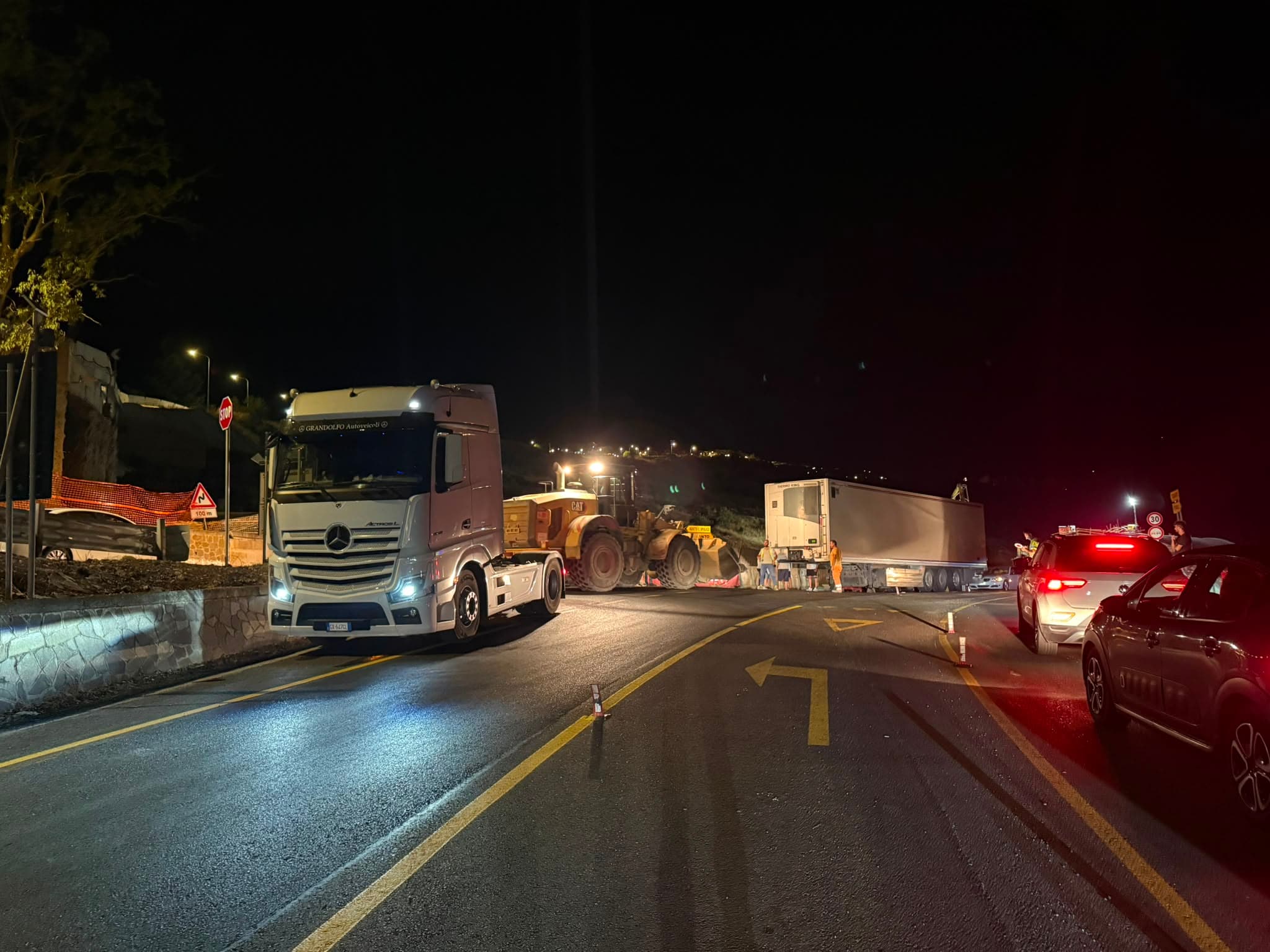 Statale 106, rimorchio sulla carreggiata per un principio di incendio: paura a Roseto Capo Spulico