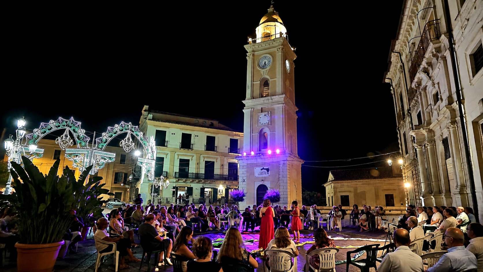 Rossano, il teatro conquista Piazza Steri: applausi per Imma Guarasci e Doris Bellomusto