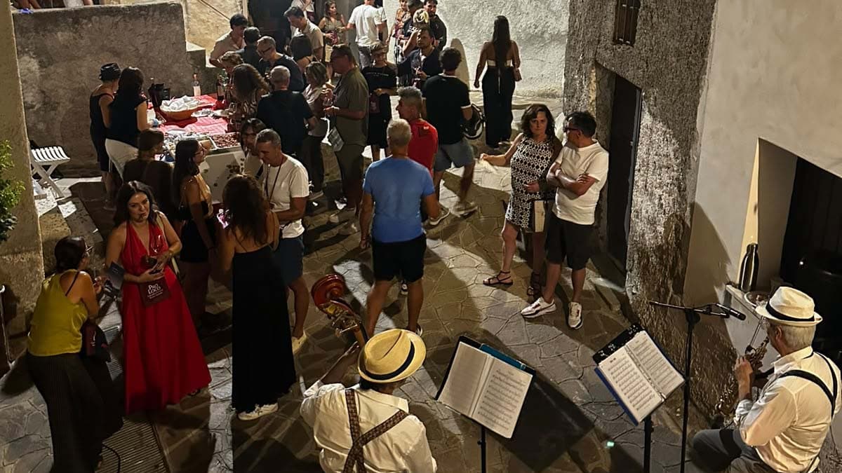 Calopezzati, il borgo si riempie per “Calici sotto le Stelle”: centinaia tra vicoli, vino e musica