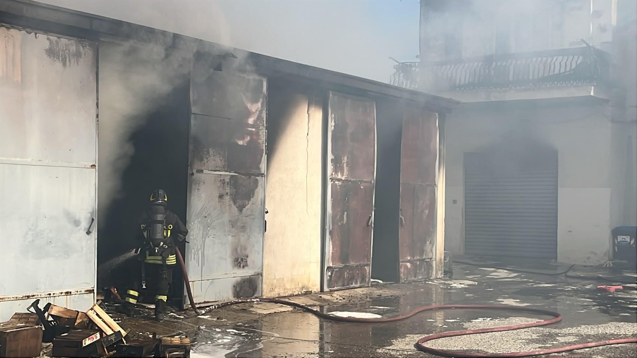 Incendio alle porte di Rossano Scalo, fumo nero da un magazzino