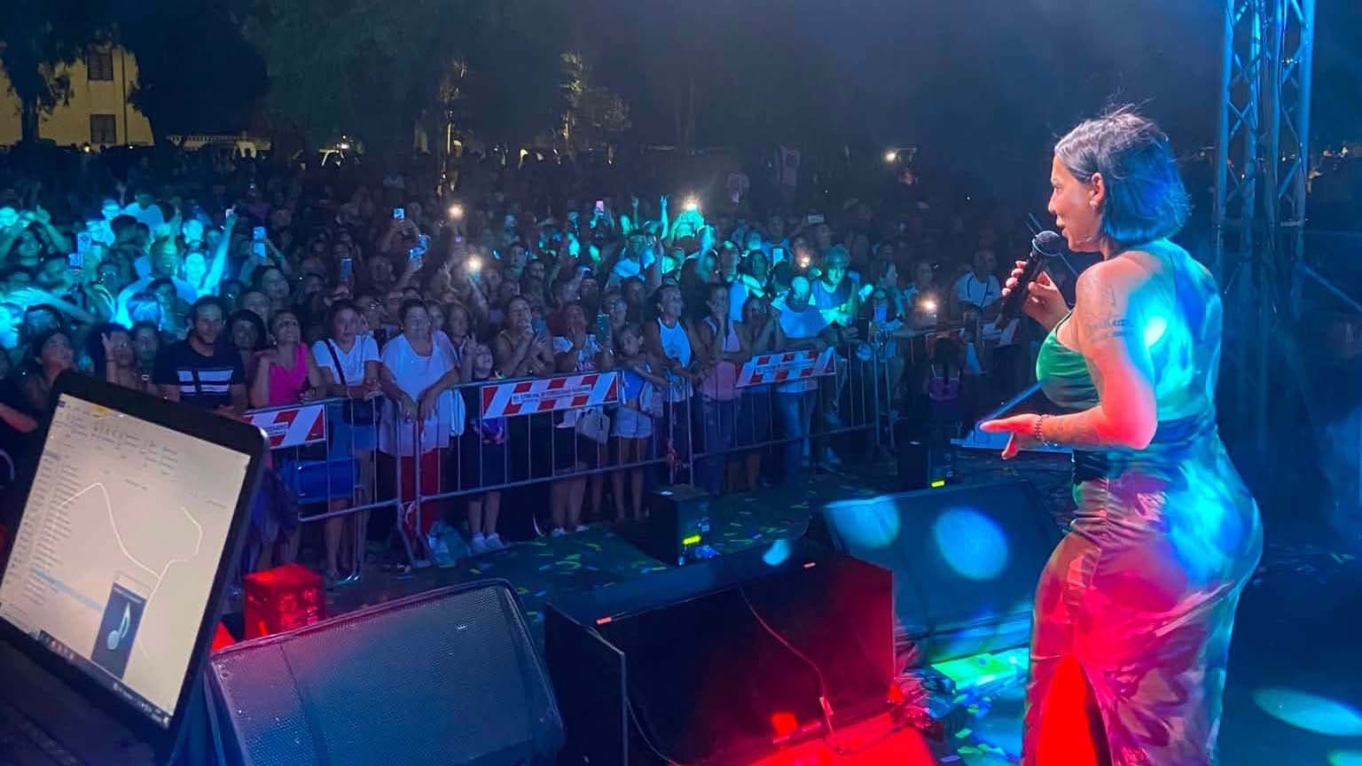 Fossa in Festa parte col botto: folla per Very e Sasy, la coppia social-neomelodica conquista tutti