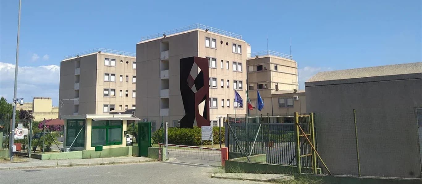 Coorigliano-Rossano, agente ferito in carcere: un detenuto gli scaglia contro un fornelletto