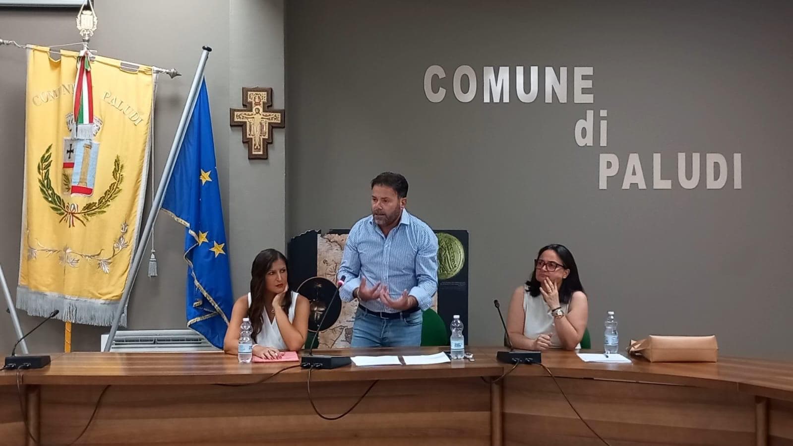 Paludi, l’opposizione fa il bilancio di due anni: «Tari alle stelle, strada chiusa e amministrazione assente»