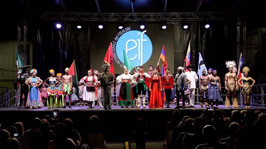 Castrovillari, il Festival del Folklore torna nel cuore della città: Piazza D’Arienzo diventa un salotto da mille posti