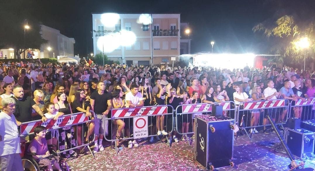 Frascineto riempie Piazza Albania: vino, birra e musica diventano vetrina per il borgo