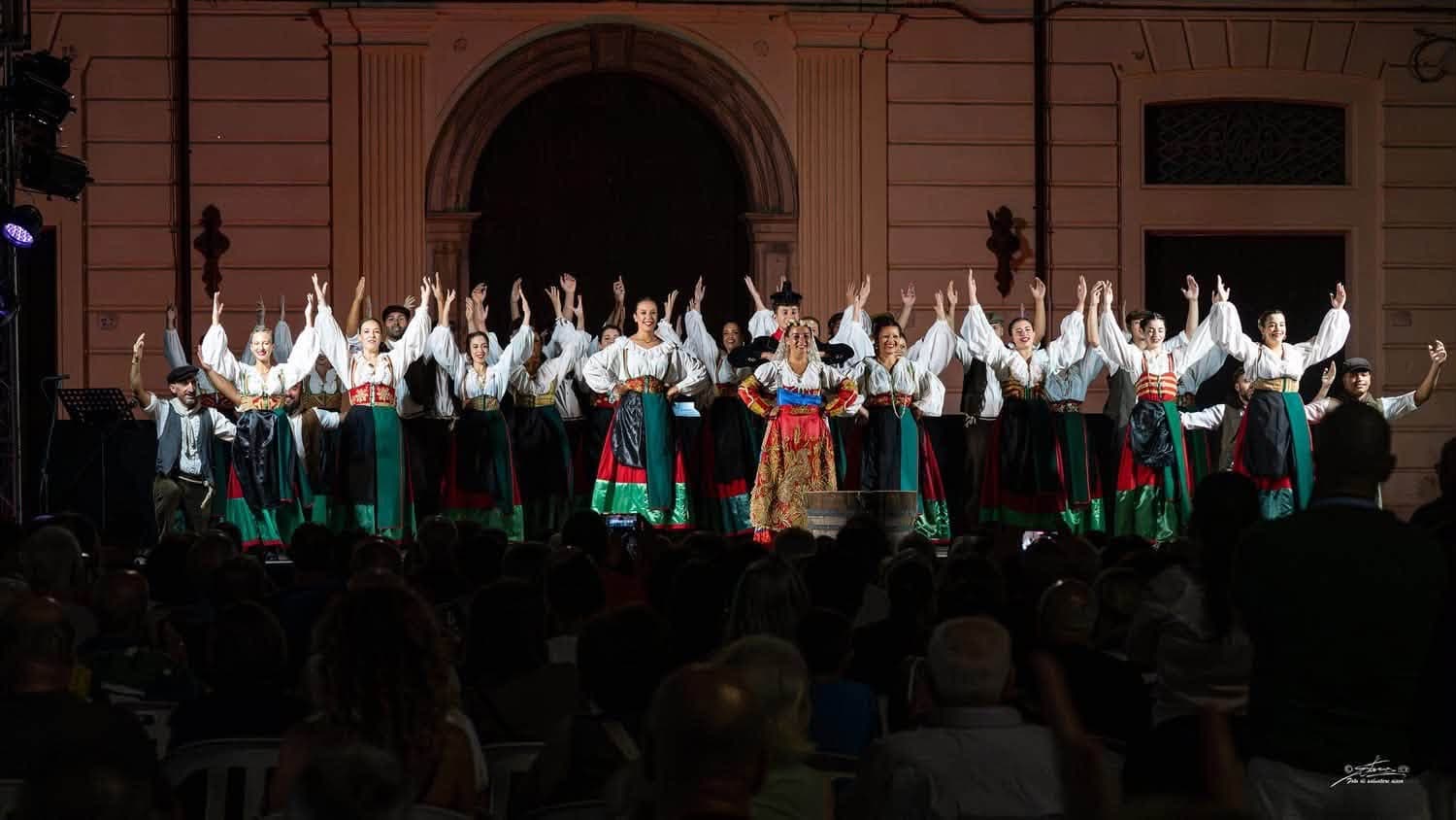 Il mondo arriva a Castrovillari, ma il Festival riparte dalle sue radici: insieme i due gruppi folklorici della città